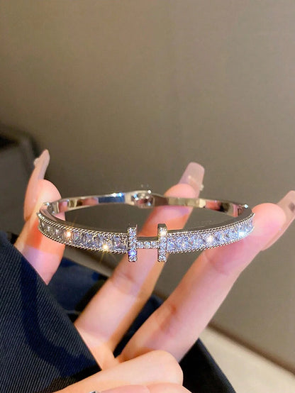 Fashionable and Luxurious Bracelets Suitable for Women to Wear during Casual Outings, Vacations, Dinner Parties, or Large Social Events. Elegant, Timeless, Versatile, and Avant-Garde Accessories