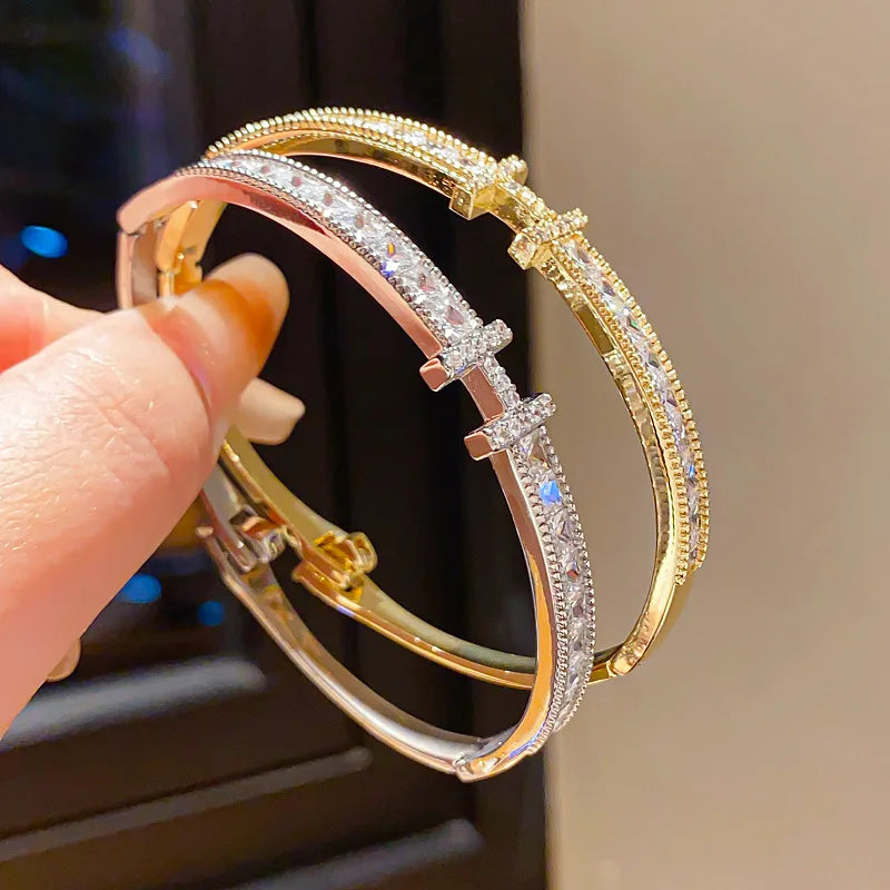 Fashionable and Luxurious Bracelets Suitable for Women to Wear during Casual Outings, Vacations, Dinner Parties, or Large Social Events. Elegant, Timeless, Versatile, and Avant-Garde Accessories
