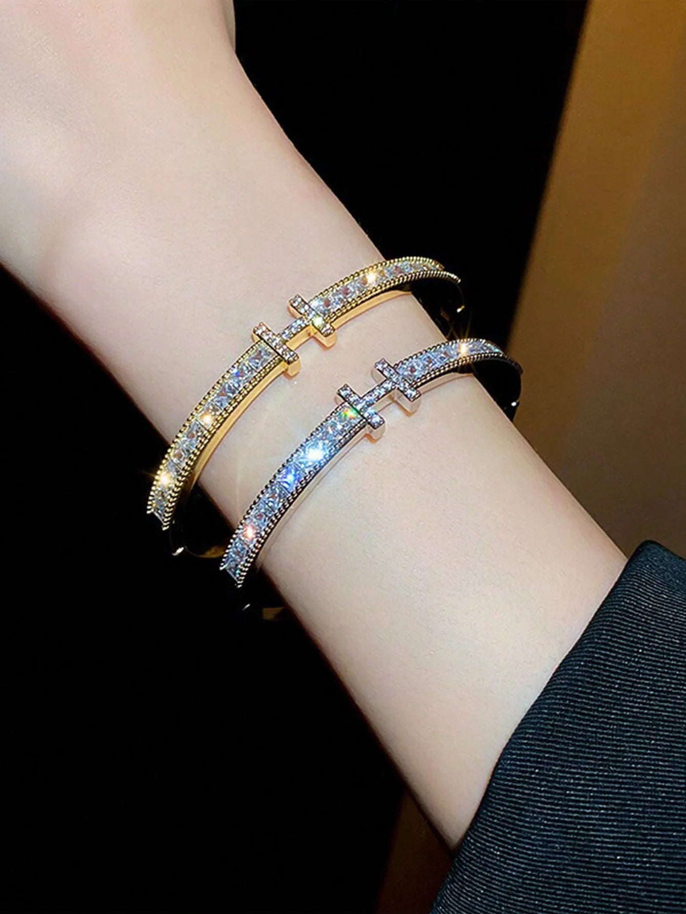 Fashionable and Luxurious Bracelets Suitable for Women to Wear during Casual Outings, Vacations, Dinner Parties, or Large Social Events. Elegant, Timeless, Versatile, and Avant-Garde Accessories