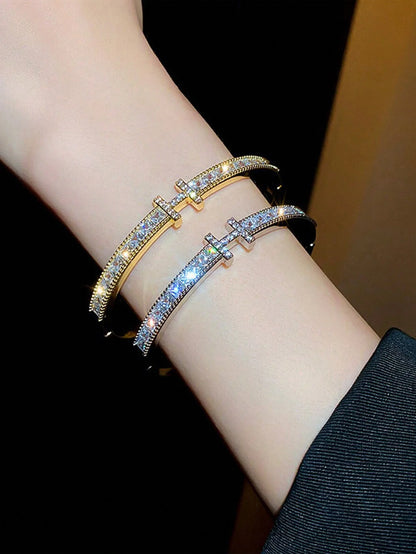 Fashionable and Luxurious Bracelets Suitable for Women to Wear during Casual Outings, Vacations, Dinner Parties, or Large Social Events. Elegant, Timeless, Versatile, and Avant-Garde Accessories