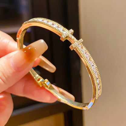Fashionable and Luxurious Bracelets Suitable for Women to Wear during Casual Outings, Vacations, Dinner Parties, or Large Social Events. Elegant, Timeless, Versatile, and Avant-Garde Accessories