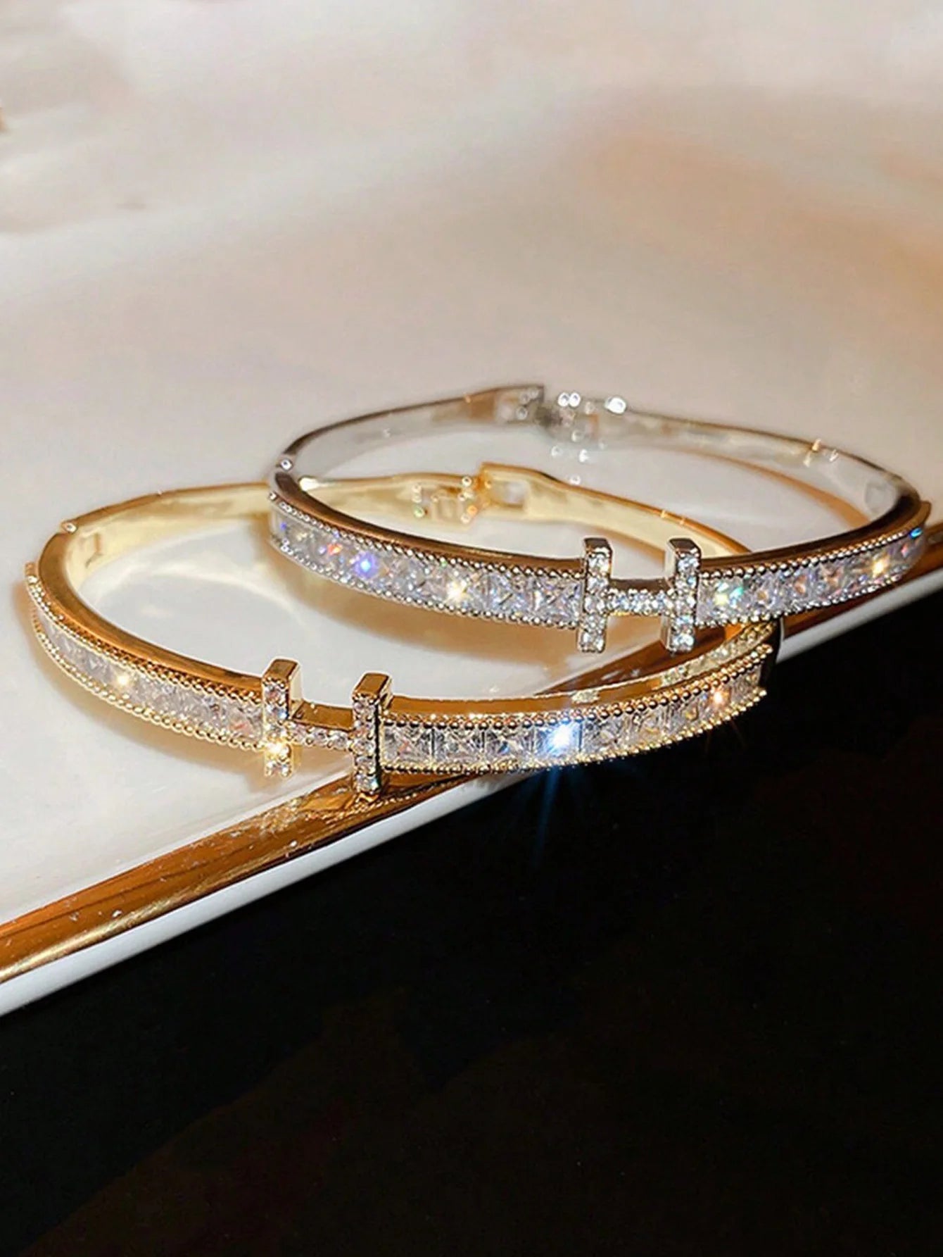 Fashionable and Luxurious Bracelets Suitable for Women to Wear during Casual Outings, Vacations, Dinner Parties, or Large Social Events. Elegant, Timeless, Versatile, and Avant-Garde Accessories
