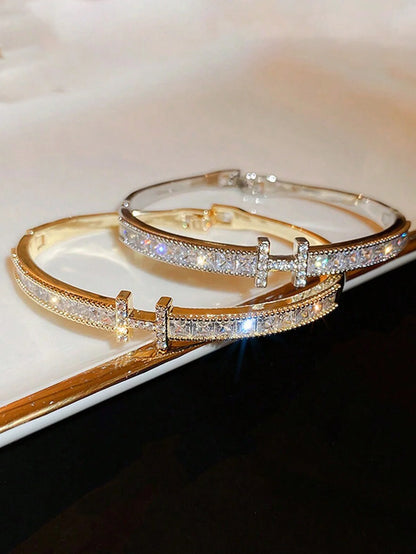 Fashionable and Luxurious Bracelets Suitable for Women to Wear during Casual Outings, Vacations, Dinner Parties, or Large Social Events. Elegant, Timeless, Versatile, and Avant-Garde Accessories