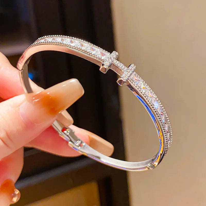 Fashionable and Luxurious Bracelets Suitable for Women to Wear during Casual Outings, Vacations, Dinner Parties, or Large Social Events. Elegant, Timeless, Versatile, and Avant-Garde Accessories