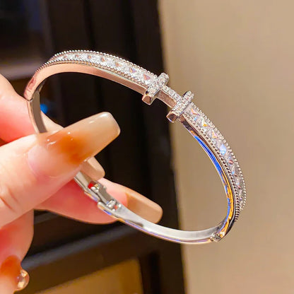 Fashionable and Luxurious Bracelets Suitable for Women to Wear during Casual Outings, Vacations, Dinner Parties, or Large Social Events. Elegant, Timeless, Versatile, and Avant-Garde Accessories